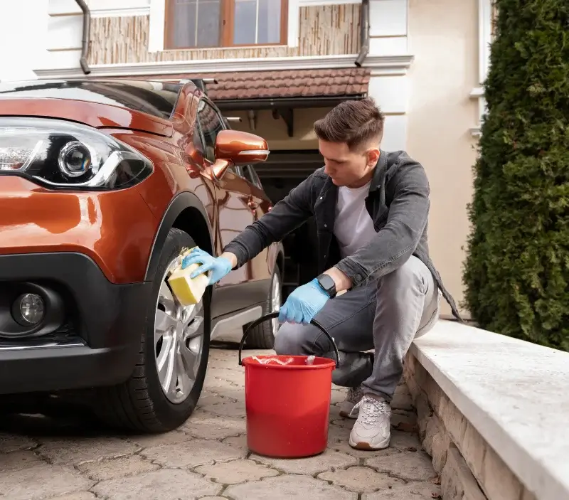 Lavage auto à domicile Fontaine-la-Gaillarde : professionnel intervenant sur un véhicule